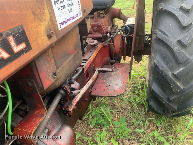 image for item DM7976 1965 International 424 tractor