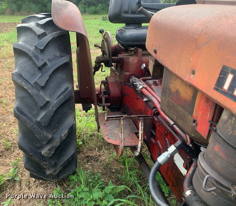 image for item DM7976 1965 International 424 tractor