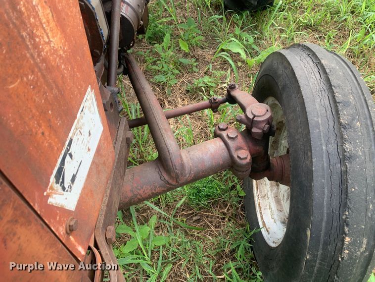image for item DM7976 1965 International 424 tractor