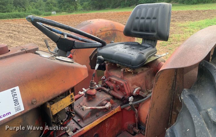 image for item DM7976 1965 International 424 tractor