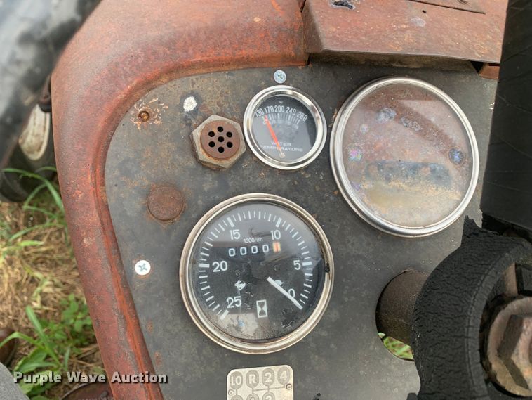 image for item DM7976 1965 International 424 tractor