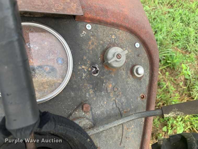 image for item DM7976 1965 International 424 tractor