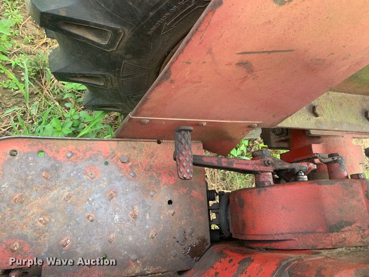 image for item DM7976 1965 International 424 tractor