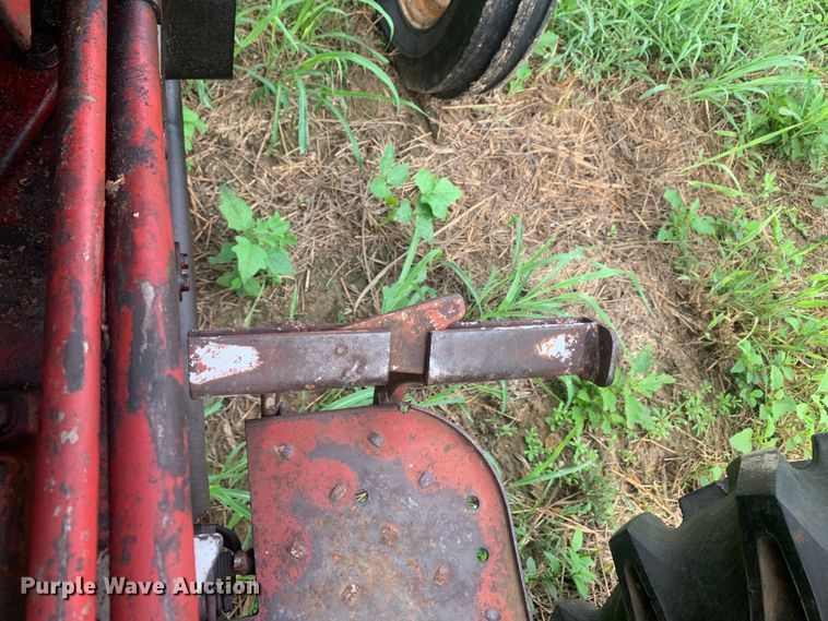 image for item DM7976 1965 International 424 tractor