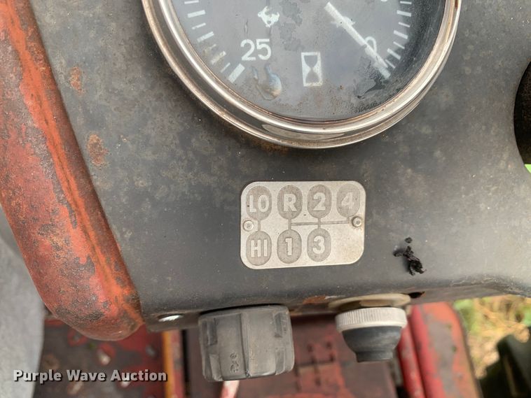 image for item DM7976 1965 International 424 tractor