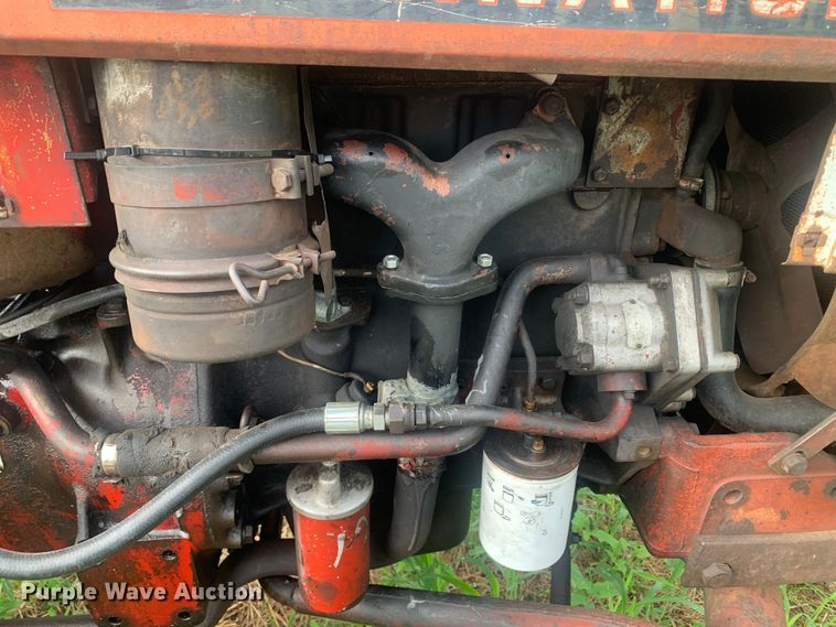image for item DM7976 1965 International 424 tractor