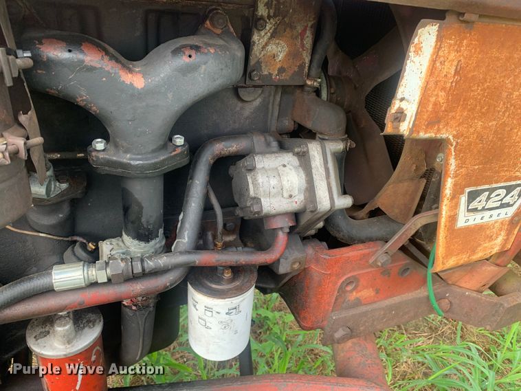 image for item DM7976 1965 International 424 tractor