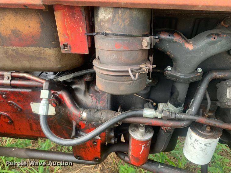 image for item DM7976 1965 International 424 tractor