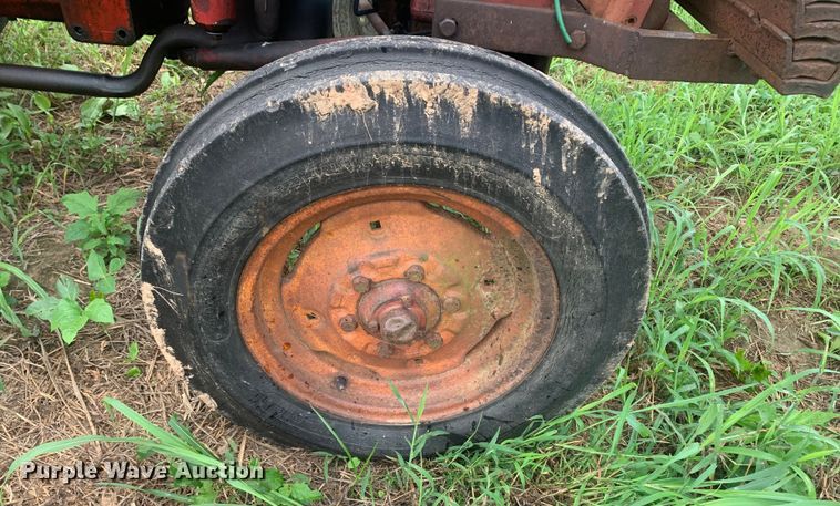 image for item DM7976 1965 International 424 tractor