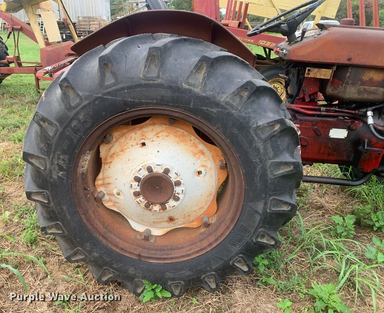 image for item DM7976 1965 International 424 tractor