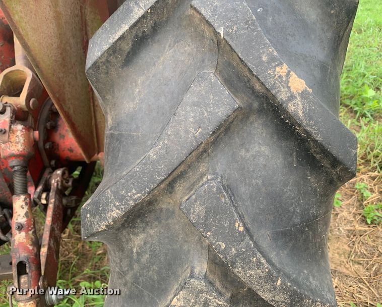 image for item DM7976 1965 International 424 tractor