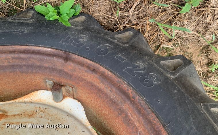 image for item DM7976 1965 International 424 tractor