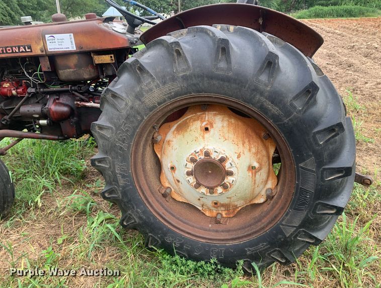 image for item DM7976 1965 International 424 tractor