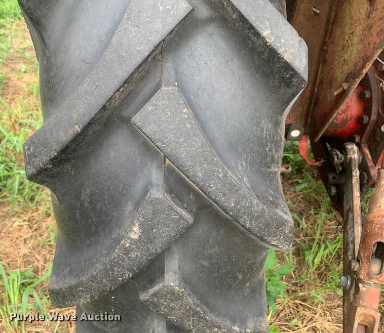 image for item DM7976 1965 International 424 tractor