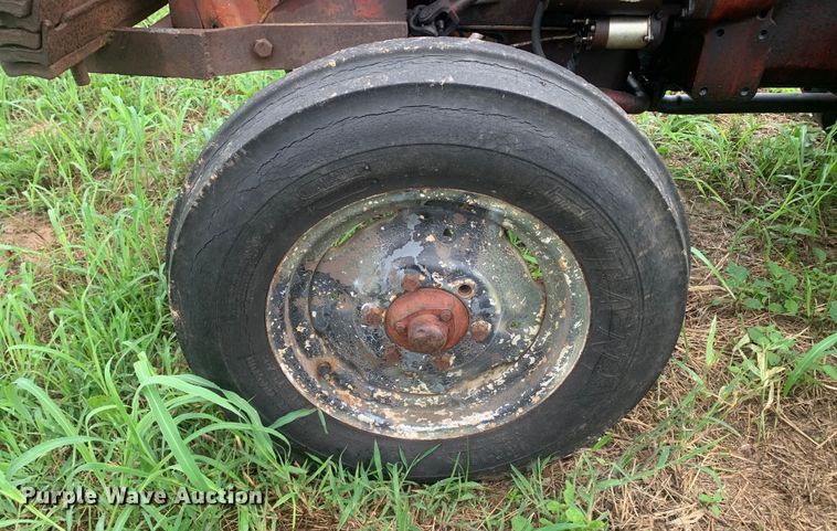 image for item DM7976 1965 International 424 tractor