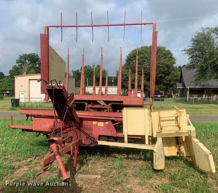 image for item DM7977 New Holland  1033 bale accumulator