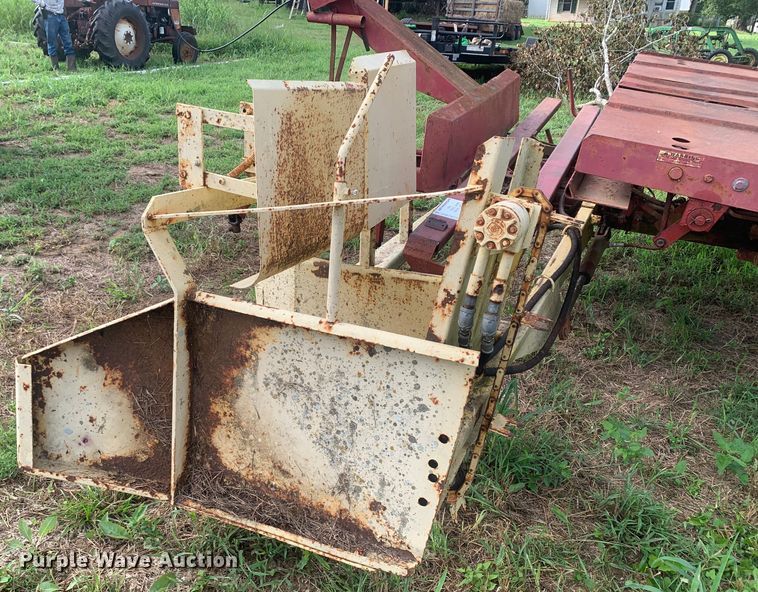 image for item DM7977 New Holland  1033 bale accumulator