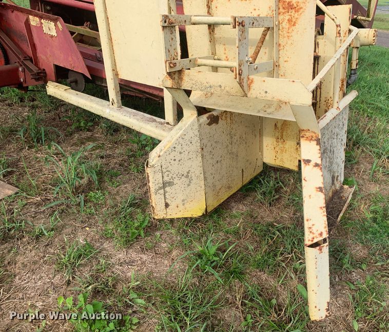 image for item DM7977 New Holland  1033 bale accumulator