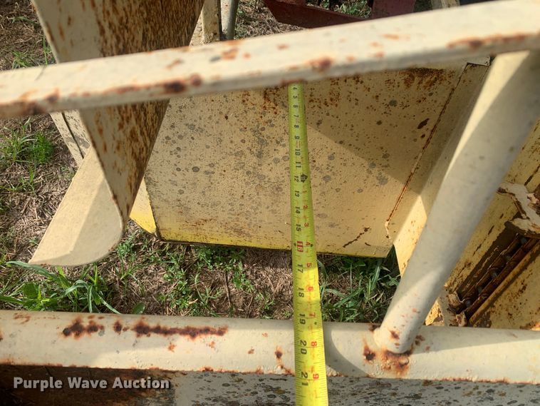 image for item DM7977 New Holland  1033 bale accumulator