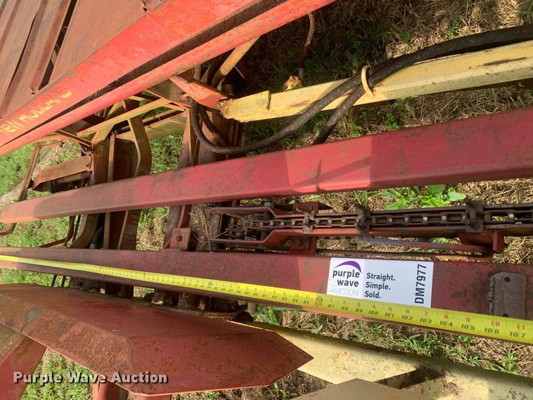 image for item DM7977 New Holland  1033 bale accumulator