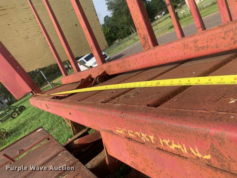 image for item DM7977 New Holland  1033 bale accumulator