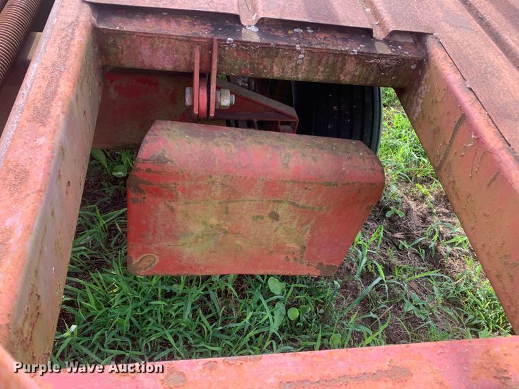 image for item DM7977 New Holland  1033 bale accumulator