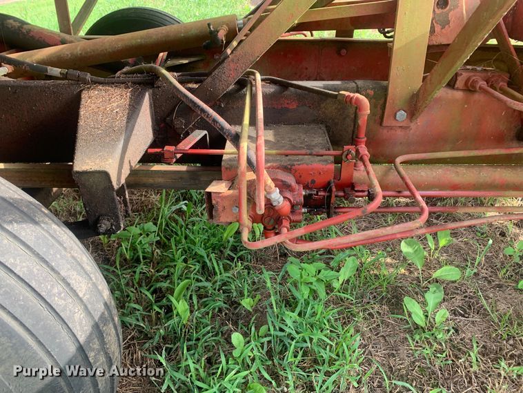 image for item DM7977 New Holland  1033 bale accumulator