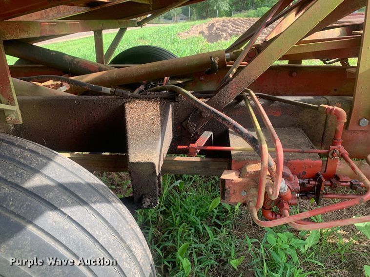 image for item DM7977 New Holland  1033 bale accumulator