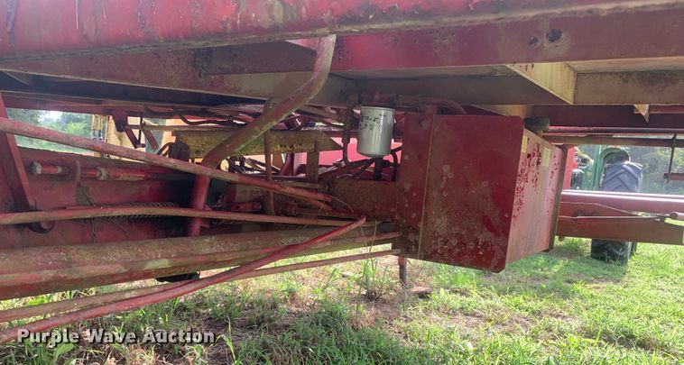 image for item DM7977 New Holland  1033 bale accumulator
