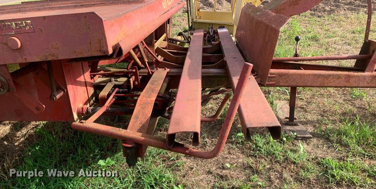 image for item DM7977 New Holland  1033 bale accumulator