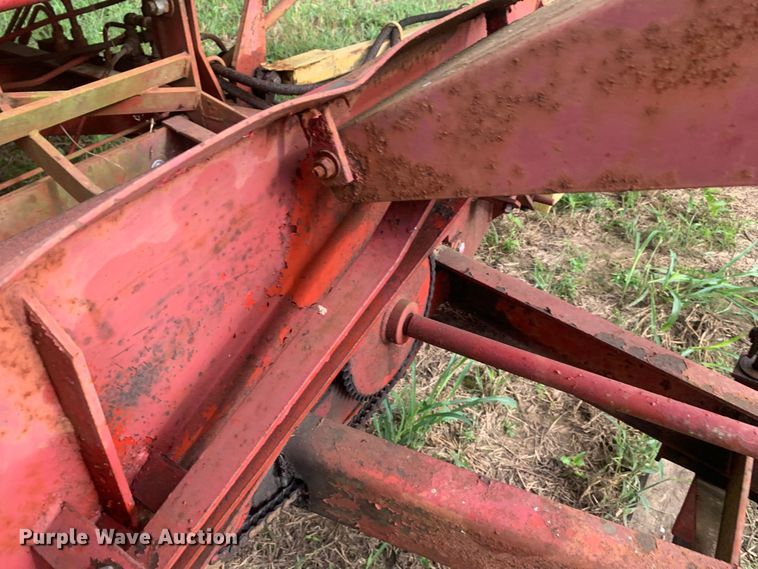 image for item DM7977 New Holland  1033 bale accumulator