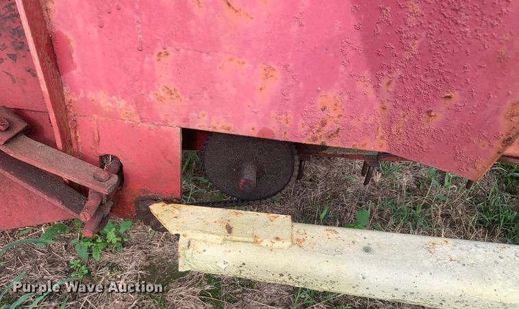 image for item DM7977 New Holland  1033 bale accumulator