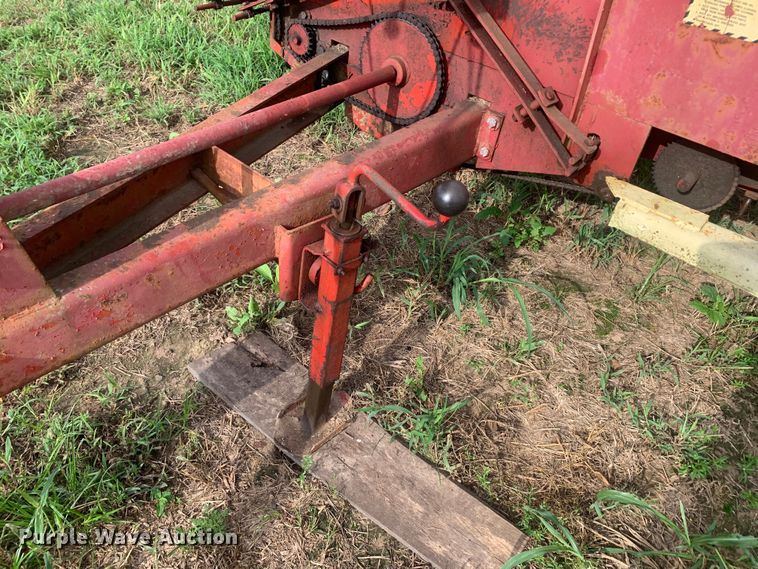 image for item DM7977 New Holland  1033 bale accumulator