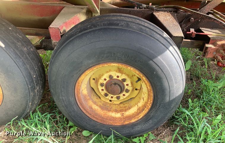 image for item DM7977 New Holland  1033 bale accumulator