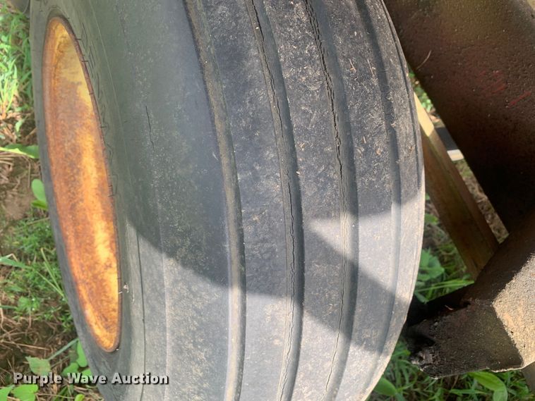 image for item DM7977 New Holland  1033 bale accumulator