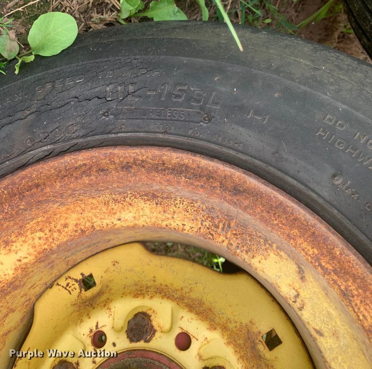 image for item DM7977 New Holland  1033 bale accumulator