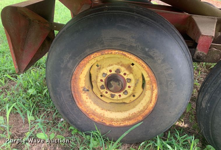 image for item DM7977 New Holland  1033 bale accumulator