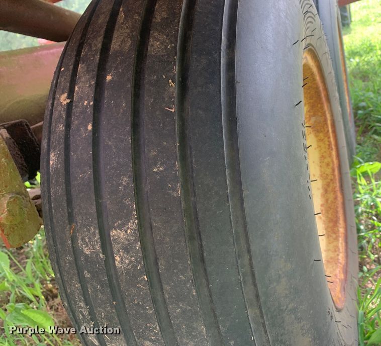 image for item DM7977 New Holland  1033 bale accumulator