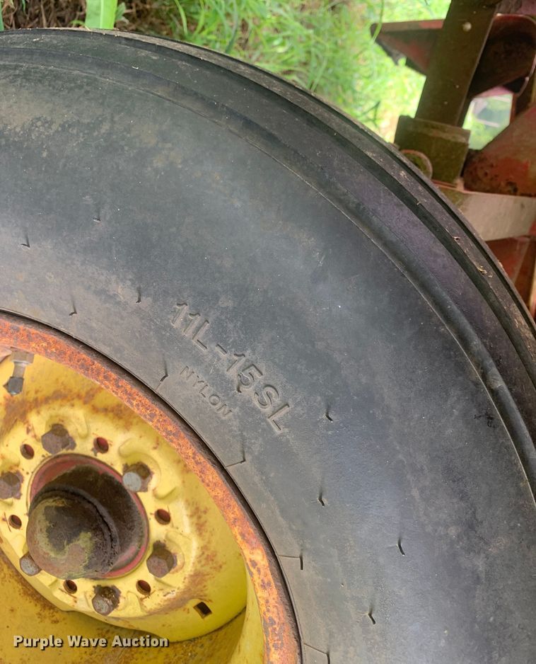 image for item DM7977 New Holland  1033 bale accumulator