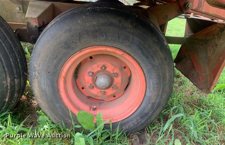 image for item DM7977 New Holland  1033 bale accumulator