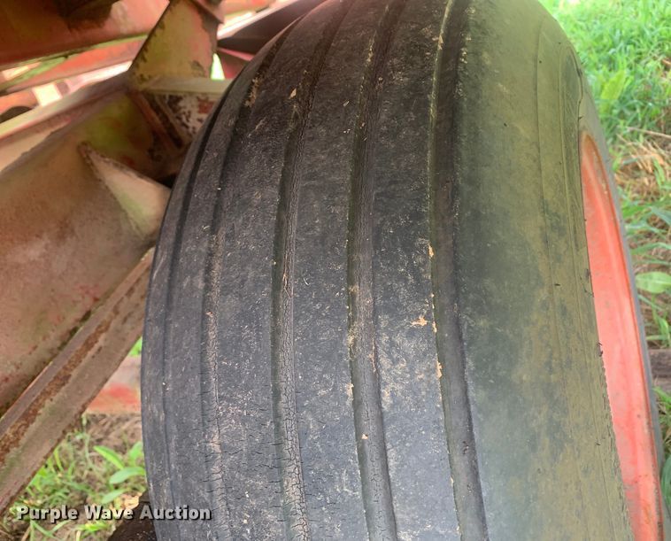 image for item DM7977 New Holland  1033 bale accumulator