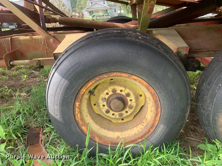 image for item DM7977 New Holland  1033 bale accumulator