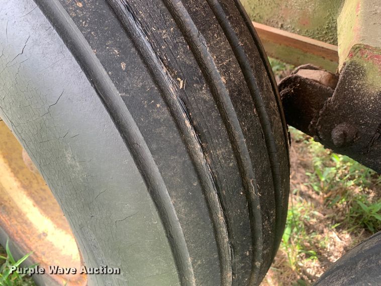 image for item DM7977 New Holland  1033 bale accumulator