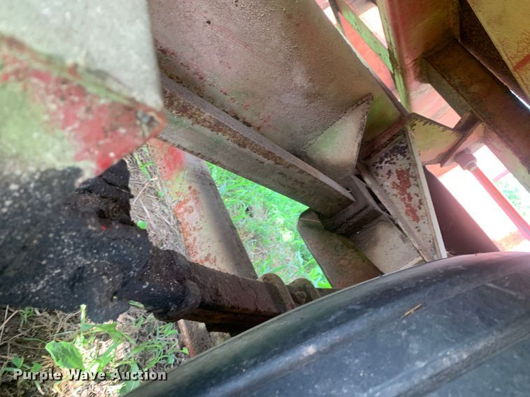 image for item DM7977 New Holland  1033 bale accumulator