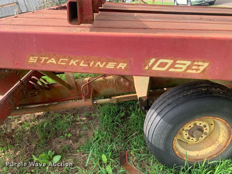 image for item DM7977 New Holland  1033 bale accumulator