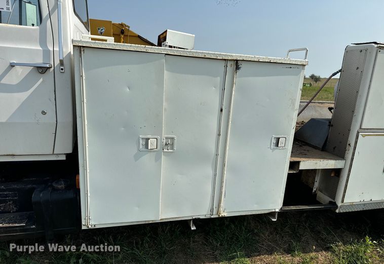 image for item DQ6880 1979 Ford utility / service truck