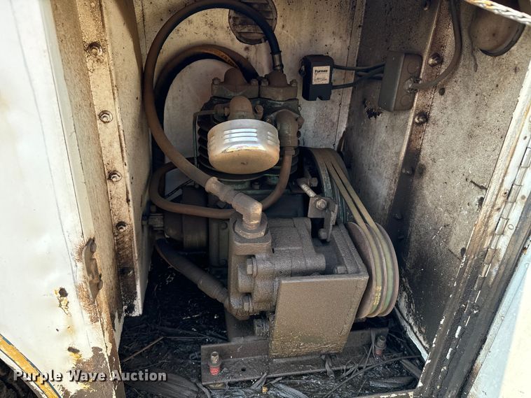 image for item DQ6880 1979 Ford utility / service truck