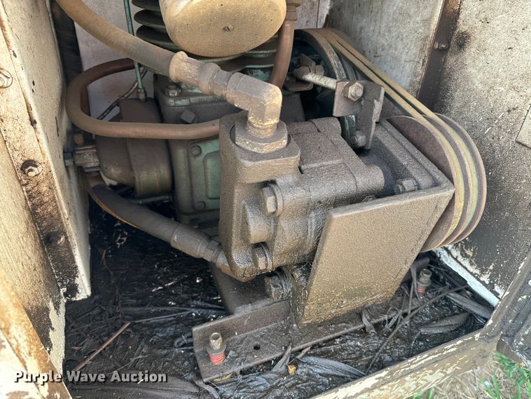 image for item DQ6880 1979 Ford utility / service truck