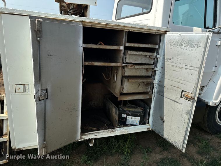 image for item DQ6880 1979 Ford utility / service truck