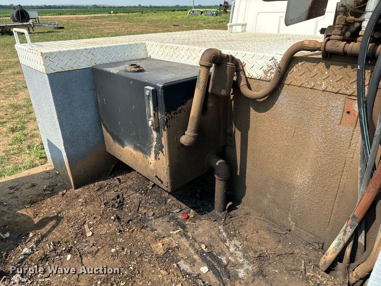 image for item DQ6880 1979 Ford utility / service truck